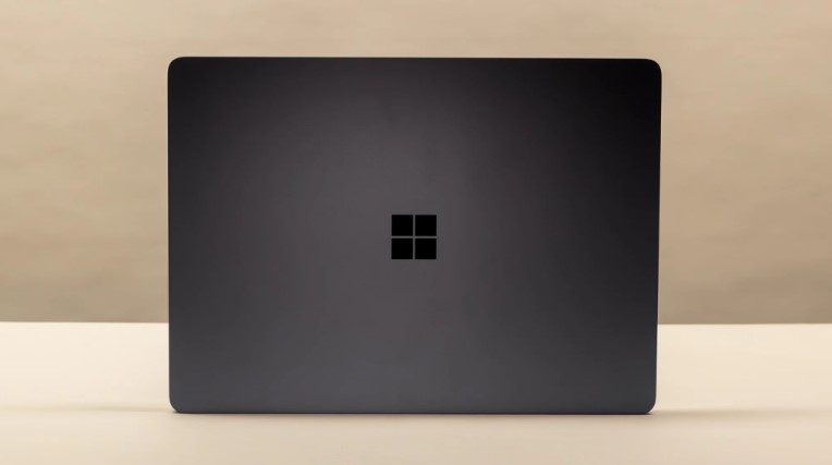  Microsoft Surface Laptop 7 (13.8″) On‑device AI computer