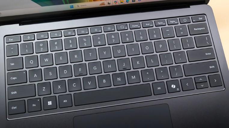  Microsoft Surface Laptop 7 (13.8″) AI PC