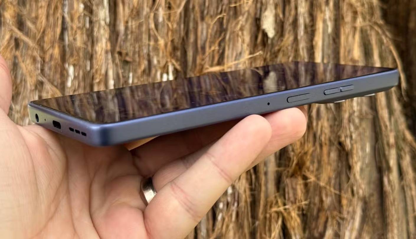 Motorola Moto G Power 2025 low cost smartphone USA