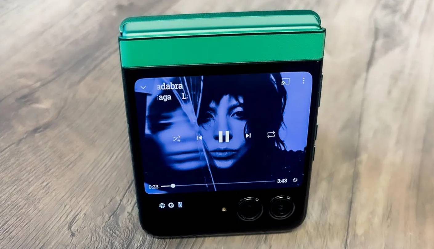 Motorola Razr 2025 cheap foldable phone