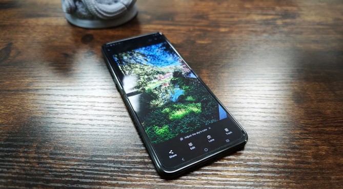 Téléphone à clapet Motorola Razr Ultra 2025