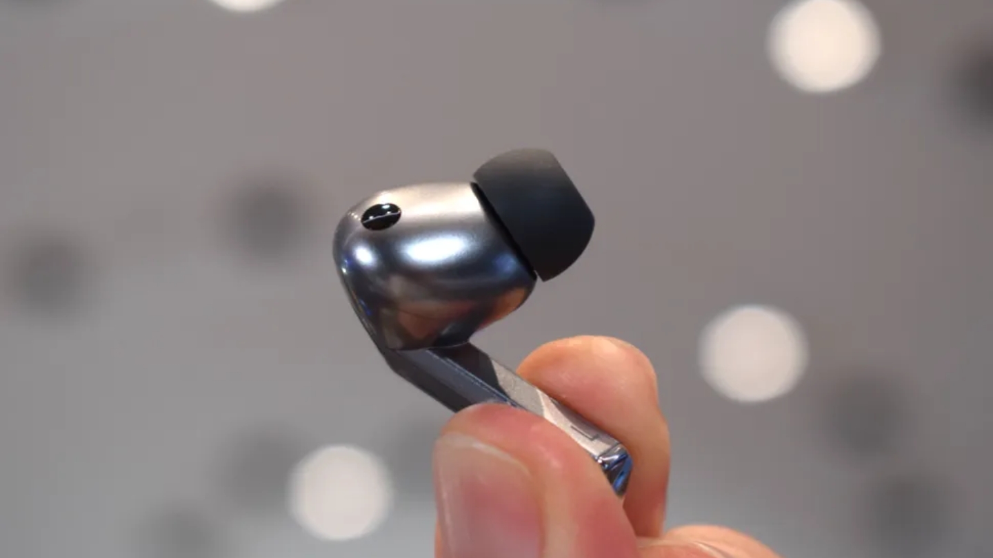 Samsung Galaxy Buds 3 Pro noise cancelling earbuds for commuting