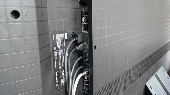 TCL 65QM851G anti-glare TV