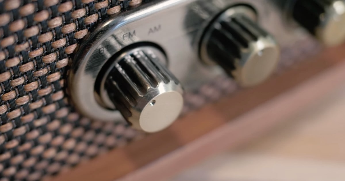 Victrola VRS-2800-WLN radio and bluetooth speaker