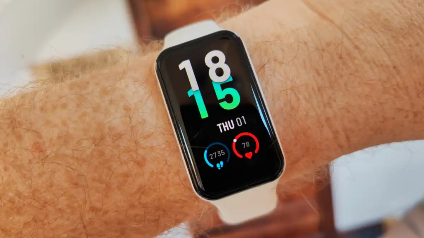 Amazfit Band 7 wearable fitness tracker running