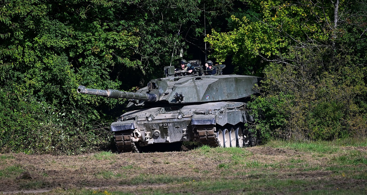 Збройні сили України показали британський танк Challenger 2 на навчаннях