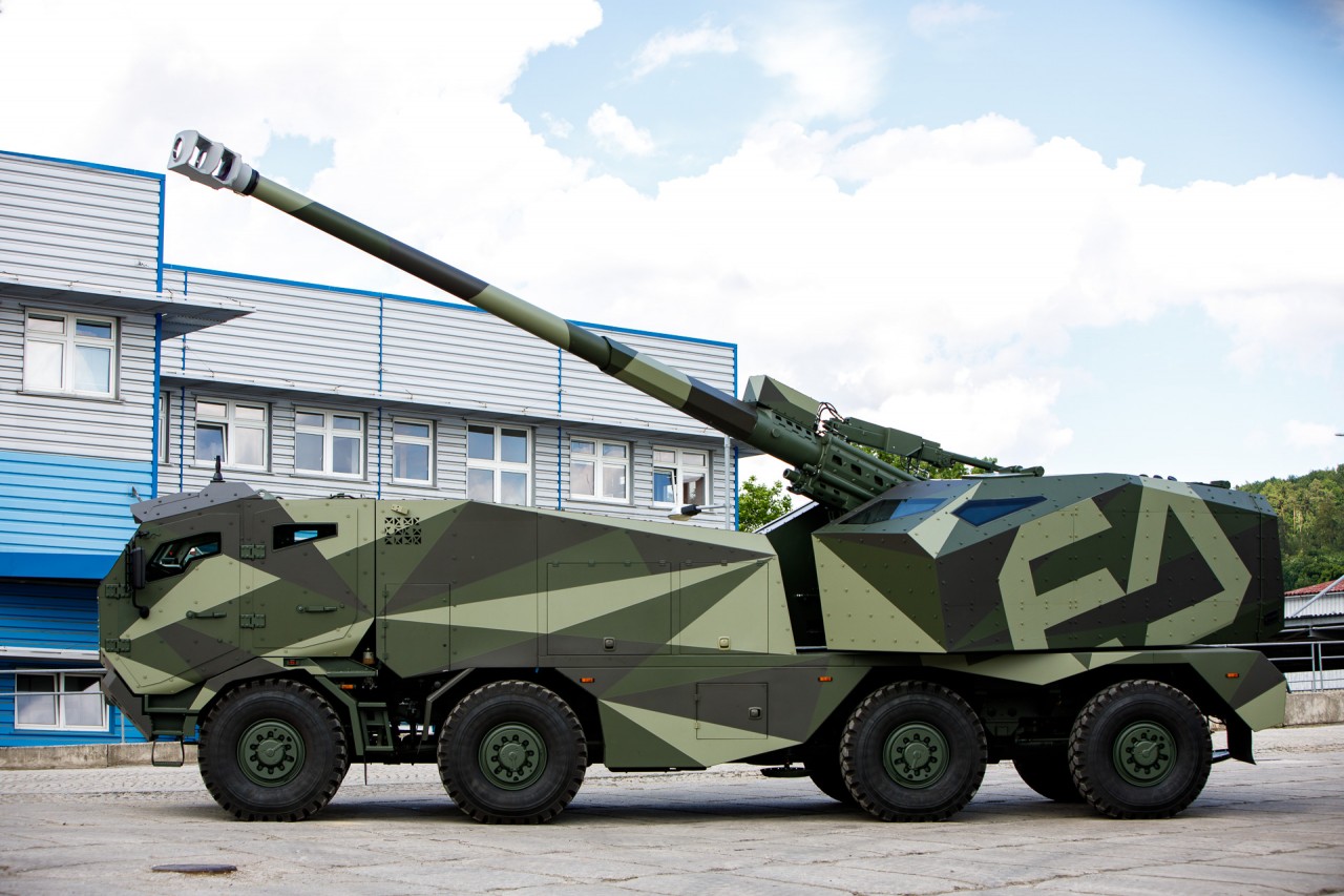 Excalibur Army präsentierte einen Prototyp der Morana 155-mm-Haubitze auf dem Tatra Force 8x8-Chassis