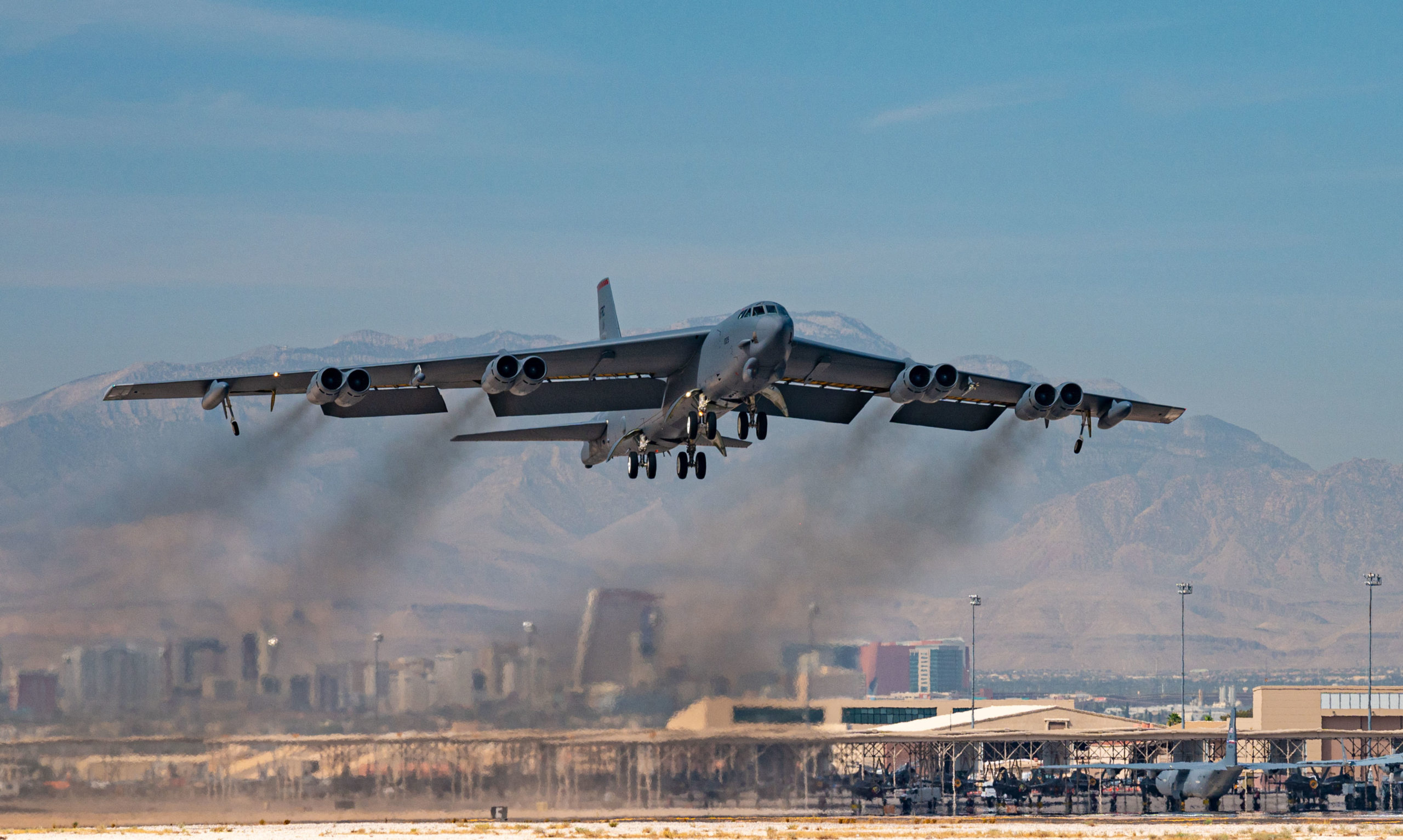 Boeing i Rolls-Royce testują bombowiec atomowy B-52 Stratofortress z nowymi silnikami F130