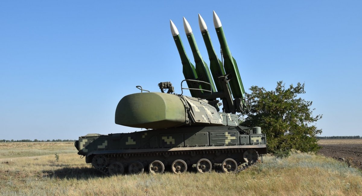 Le forze armate dell'Ucraina hanno mostrato il lancio di missili da due sistemi missilistici antiaerei Buk per distruggere obiettivi aerei