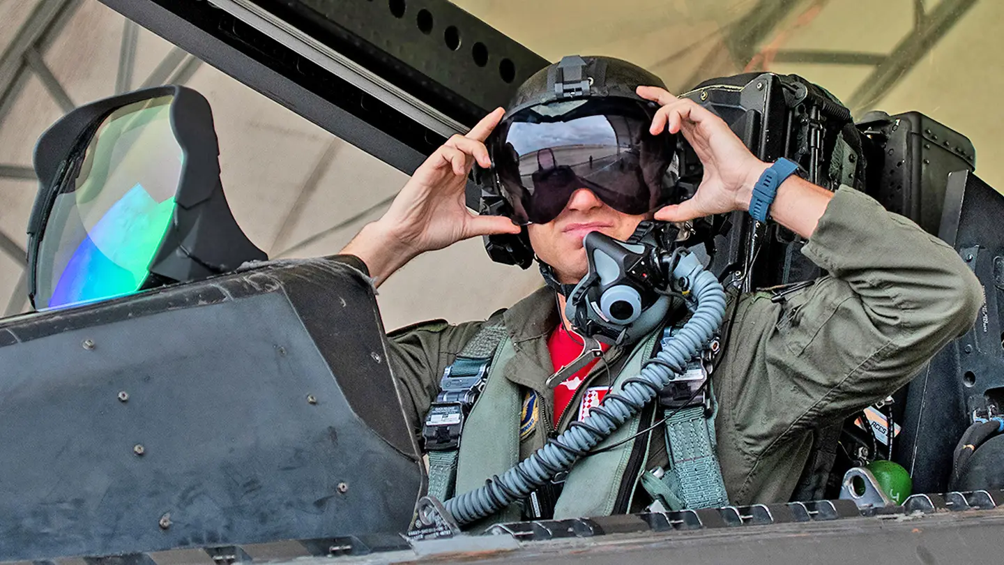 Los pilotos del caza F-22 Raptor reciben cascos de nueva generación