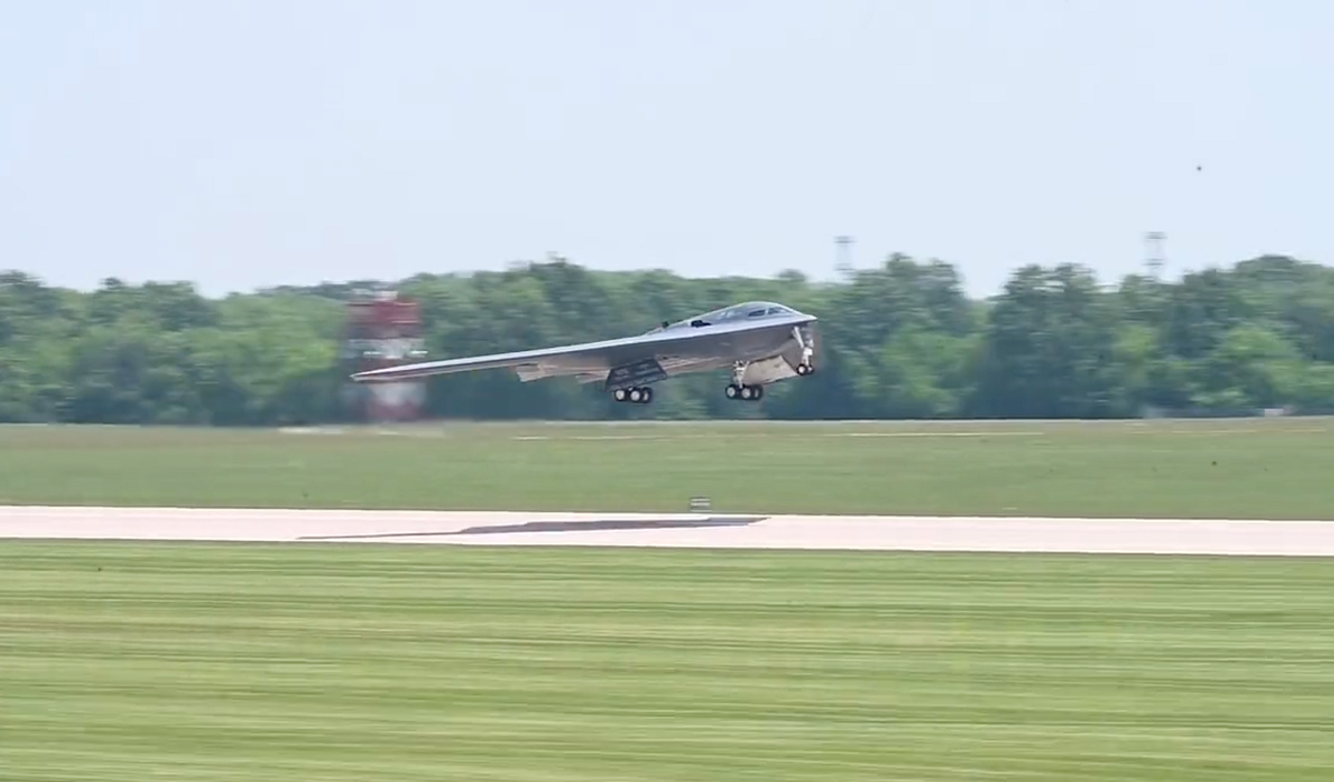 Amerikaanse luchtmacht geeft video vrij van eerste vlucht van B-2 Spirit nucleaire bommenwerper na bijna zes maanden vertraging