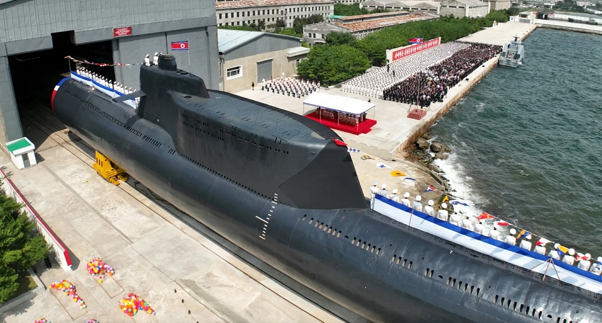 DVRK stellt Atom-U-Boot Hero Kim Gun-ok mit vertikalem Startsystem für 10 Atomraketen vor