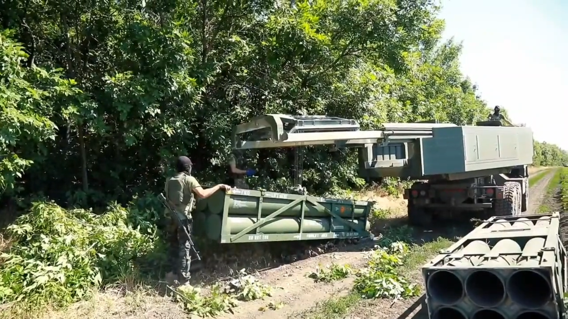 Das ukrainische Militär zeigt den HIMARS-Nachladevorgang und verrät, welche Ziele mit dem US-MLRS zerstört werden sollen