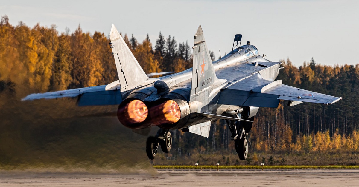 Caccia supersonico MiG-31 di quarta generazione precipitato in Russia con un costo di 35 milioni di dollari