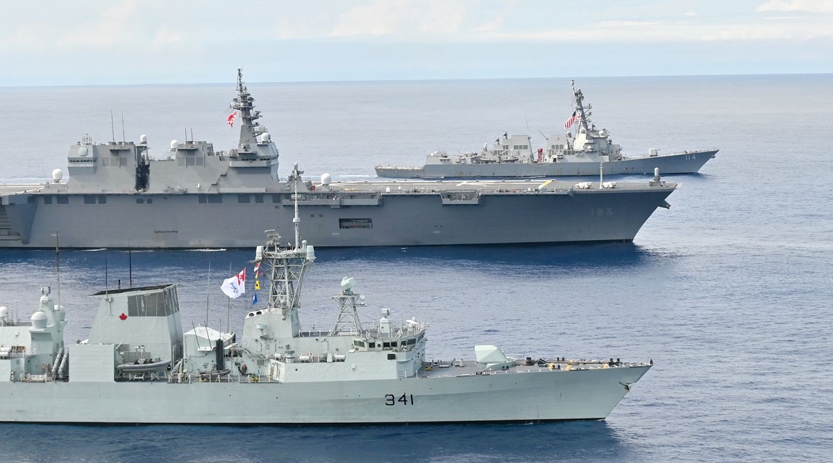 USS Ralph Johnson en HMCS Ottawa passeerden door de Straat van Taiwan onder toezicht van een Chinese geleide-raket destroyer, CNS Hohhot.