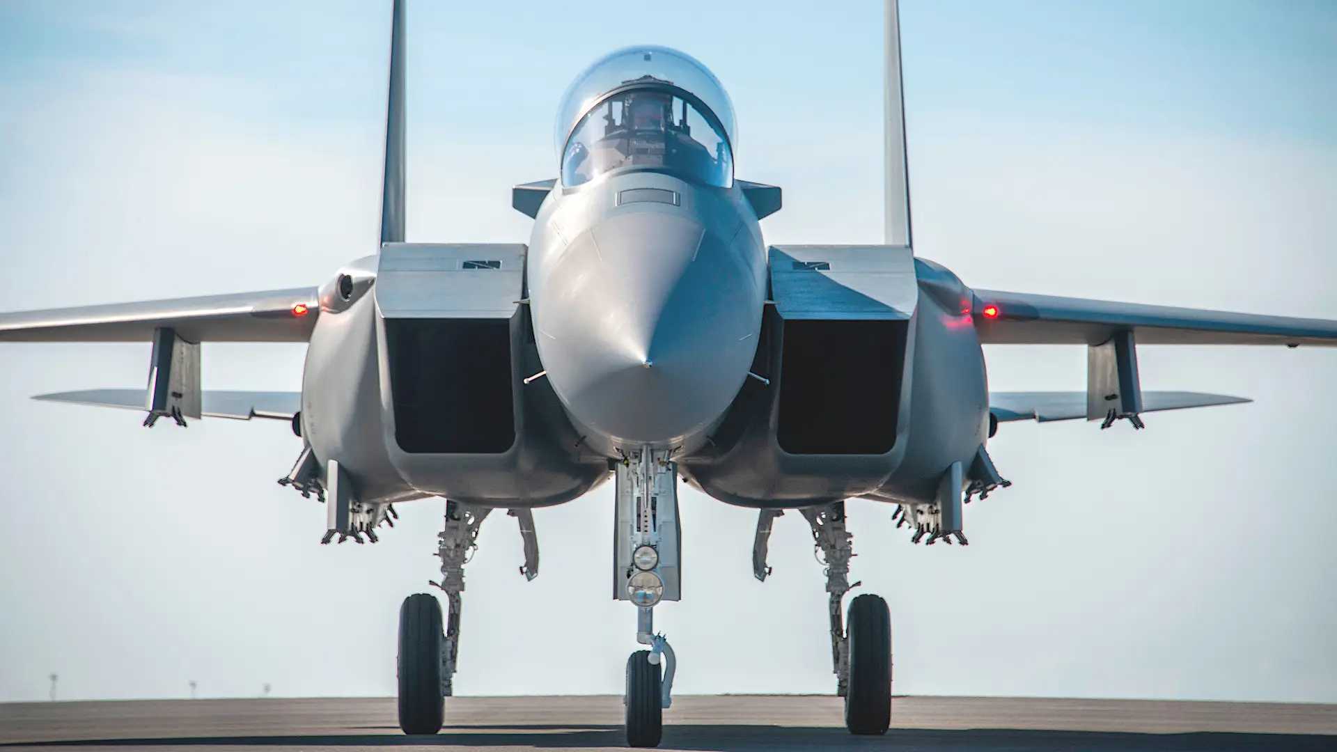 I caccia F-15EX Eagle II aggiornati ricevono serbatoi conformali per aumentare il raggio d'azione