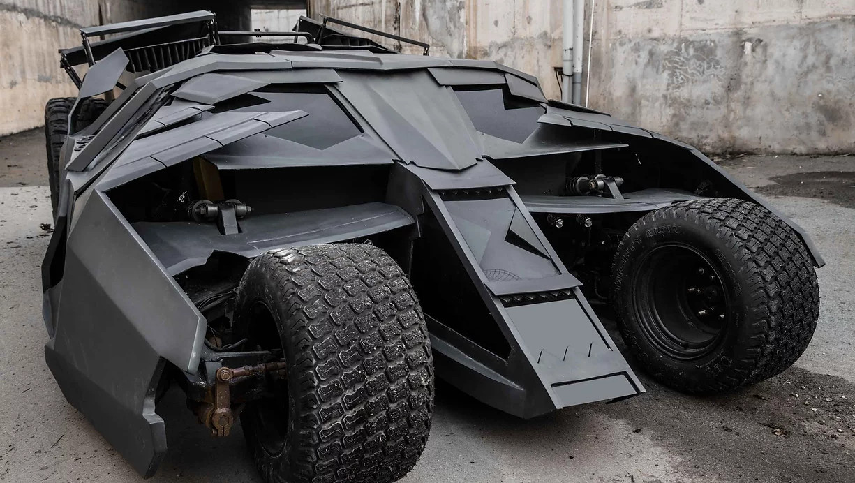 I vietnamiti hanno creato una Batmobile con pannelli blindati, una velocità massima di 104 km/he un motore elettrico