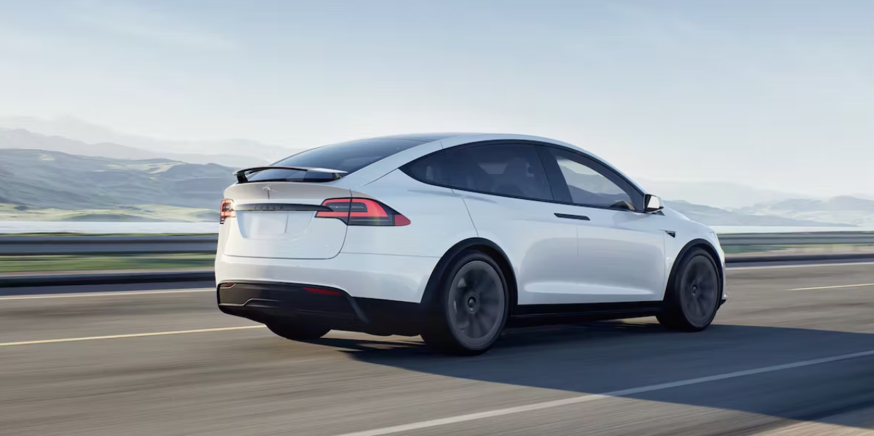 W 2022 roku samochody elektryczne Tesla z autopilotem były 10 razy mniej narażone na wypadki niż inne samochody - wypadki zdarzały się co 10 milionów przejechanych kilometrów