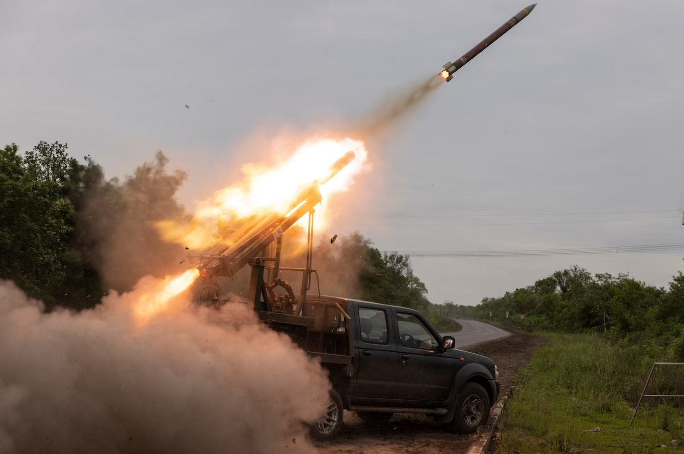 Oekraïense strijdkrachten gebruiken uniek Cerberus meervoudig raketlanceersysteem gebaseerd op burger pick-up truck