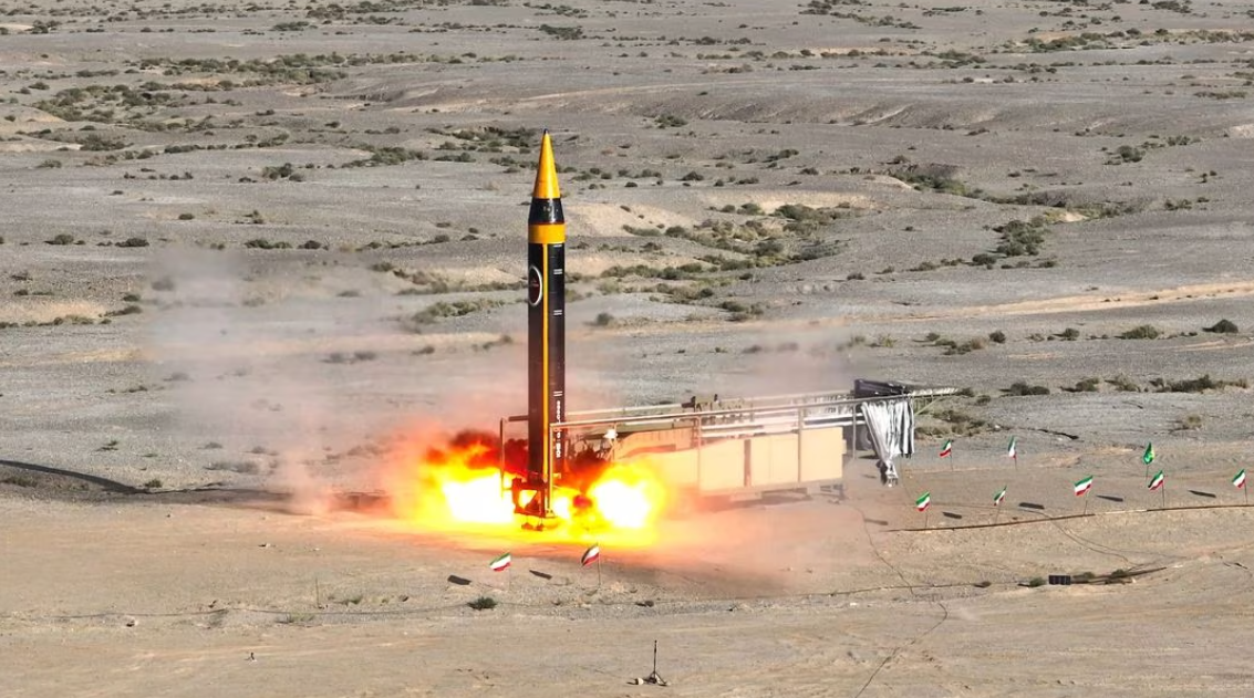 Irán prueba el misil balístico Khorramshahr-4 con una ojiva de 1.500 kg y un alcance de lanzamiento de 2.000 km.