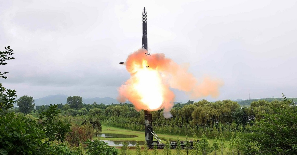La Corea del Nord ha lanciato con successo il missile balistico intercontinentale a capacità nucleare Hwasong-18, che ha una gittata massima di 15.000 km e un'altitudine di 6648,4 km.