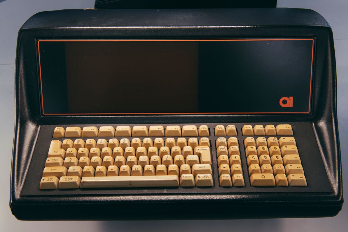 Une société de nettoyage a accidentellement trouvé deux des premiers ordinateurs de bureau vieux de 50 ans au monde en faisant le ménage.