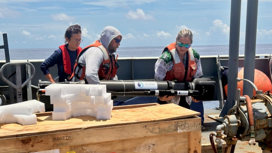 Scientifiques préparant le lancement d'un flotteur Argo