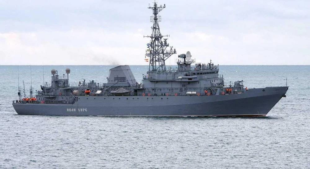 Невідомий морський дрон-камікадзе атакував перший російський розвідувальний корабель зв'язку "Іван Хурс" у Чорному морі