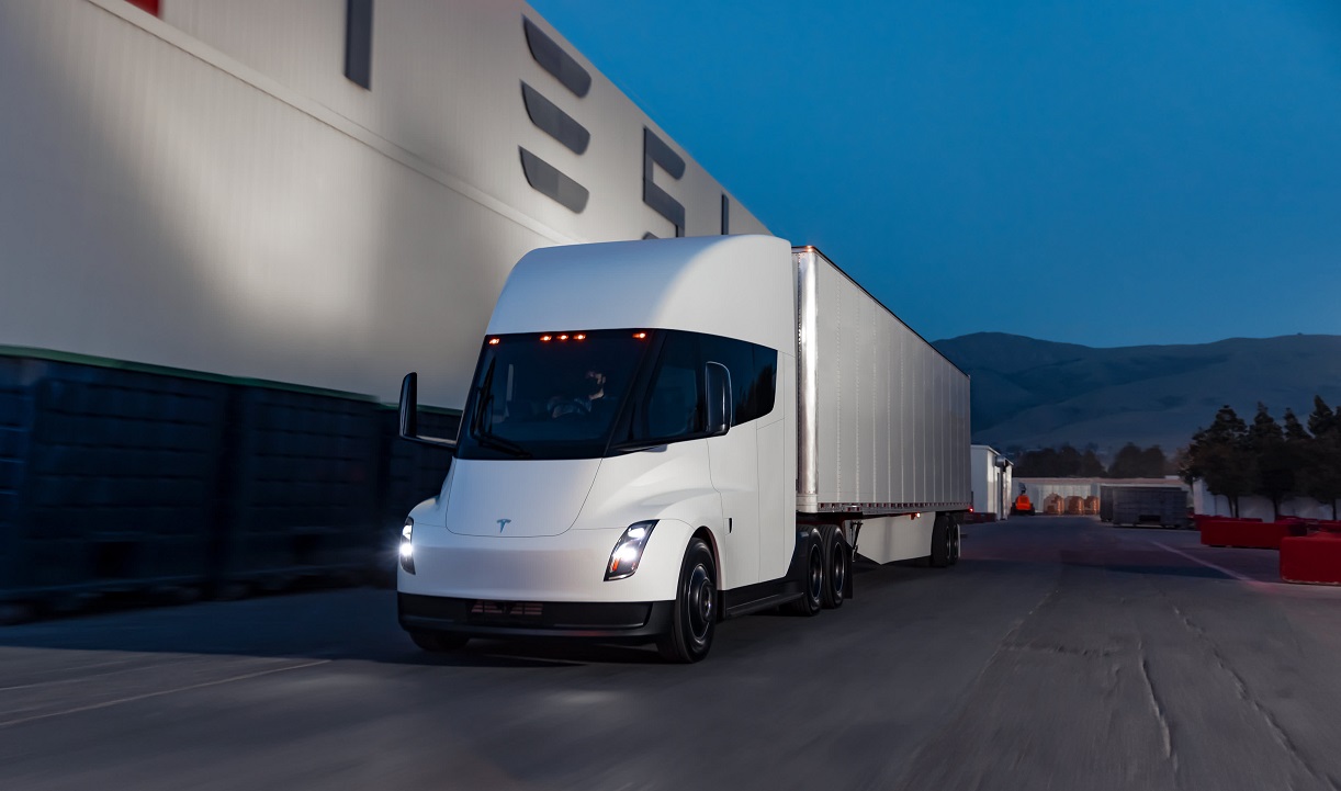 Tesla richiama 35 camion elettrici Semi per problemi ai freni