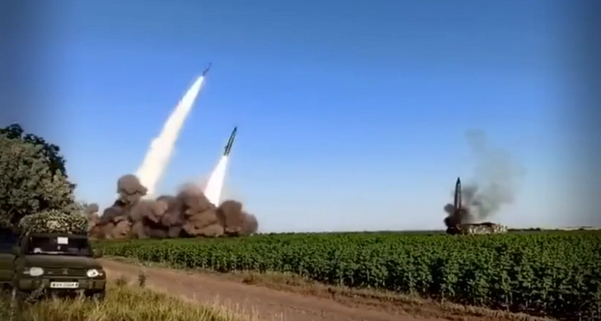 Die ukrainischen Streitkräfte zeigten einen spektakulären Abschuss von drei Tochka-U-Raketen auf einmal (Video)