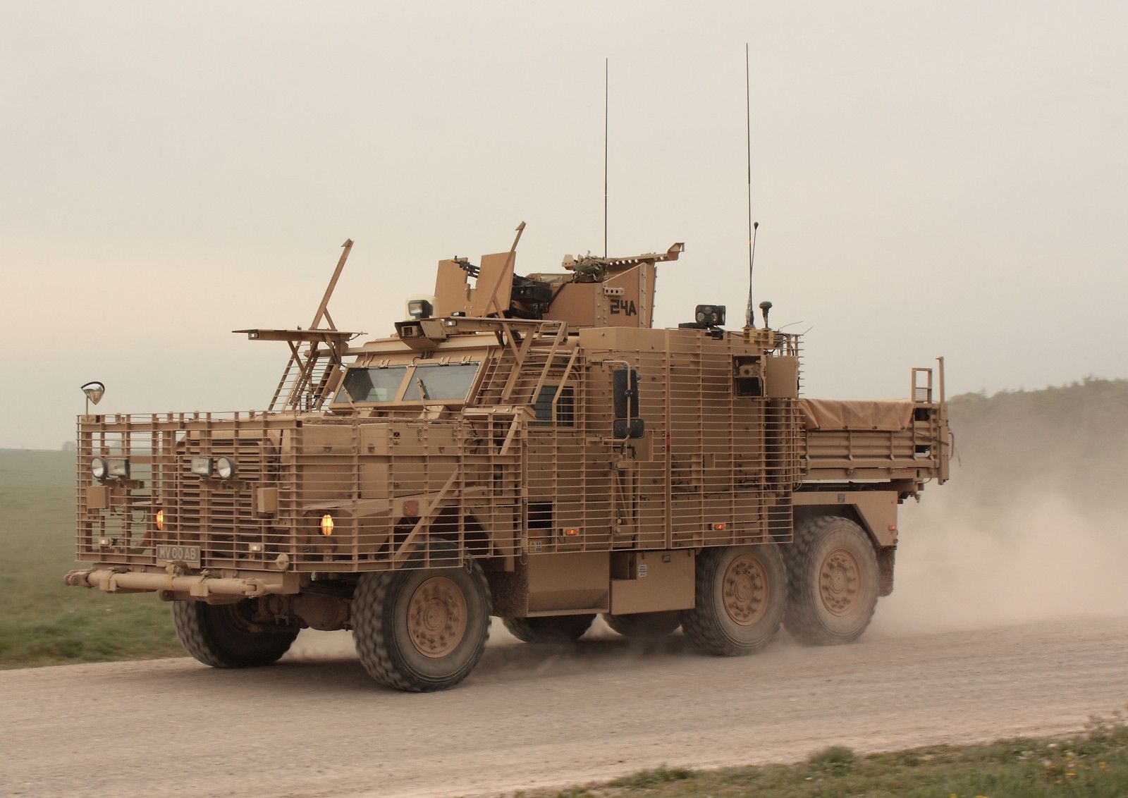 Das Militär zeigte das erste Video mit gepanzerten Fahrzeugen von British Wolfhound mit Browning M2-Maschinengewehren
