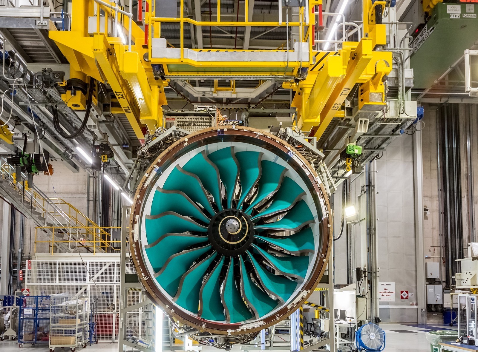 Rolls-Royce a créé un moteur d'avion UltraFan de 67 MW qui fonctionne avec du carburant SAF respectueux de l'environnement.