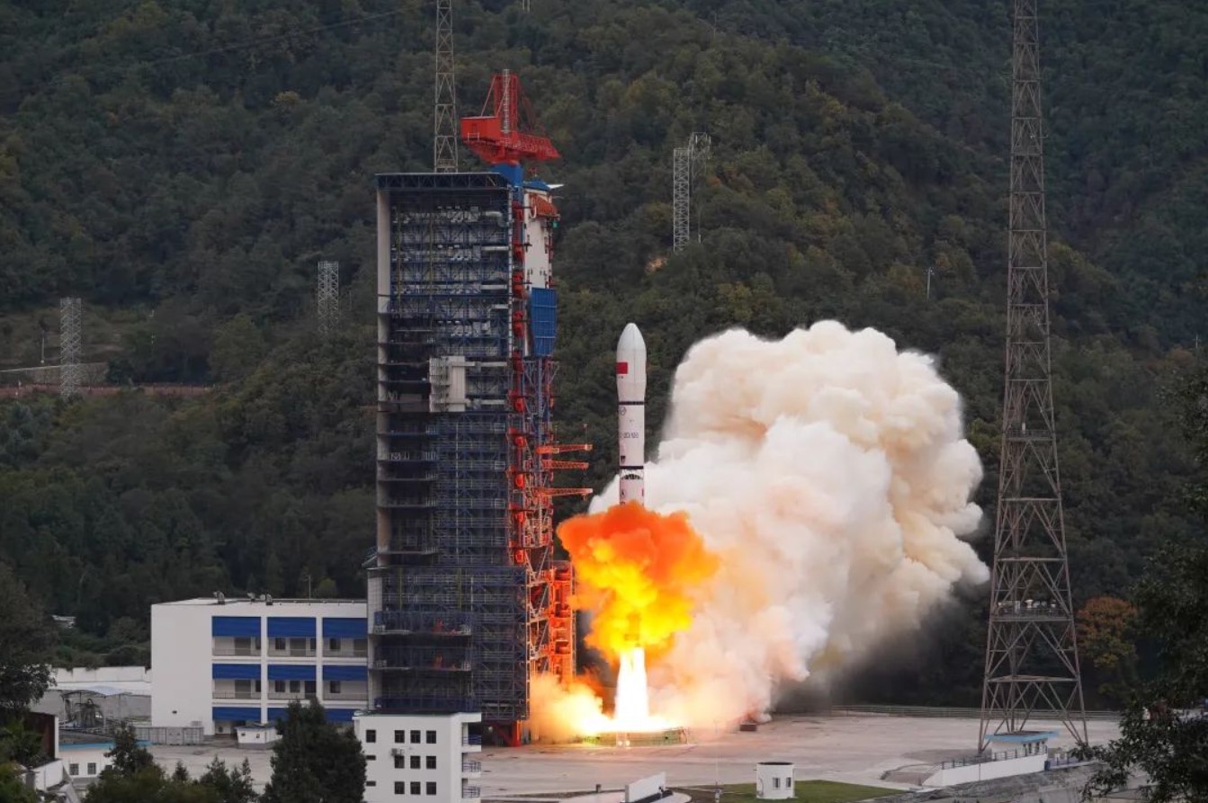 Китай почав створювати власний аналог Starlink - ракета Long March 2D вивела на орбіту перший інтернет-супутник Guowang