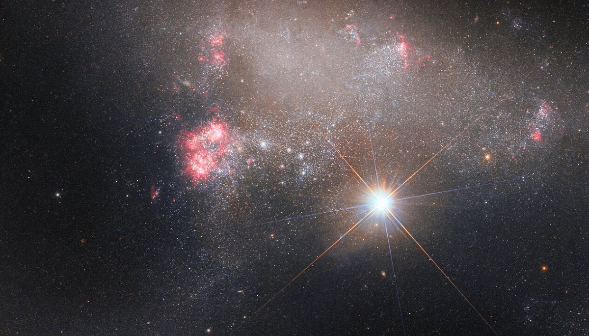 Romteleskopet Hubble har tatt et spektakulært bilde av den irregulære galaksen ARP 263 og en fotobombe av stjerner.