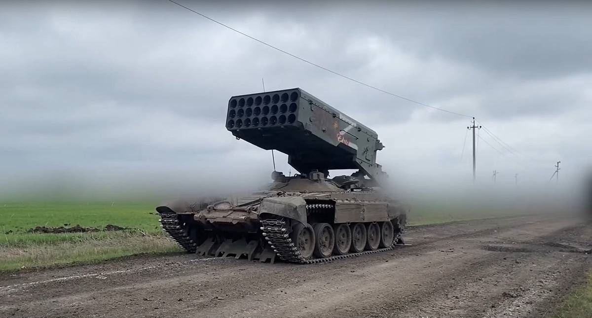 Les Russes ont tiré des missiles thermobariques à partir du système de lance-flammes lourd TOS-1A sur leur propre infanterie.