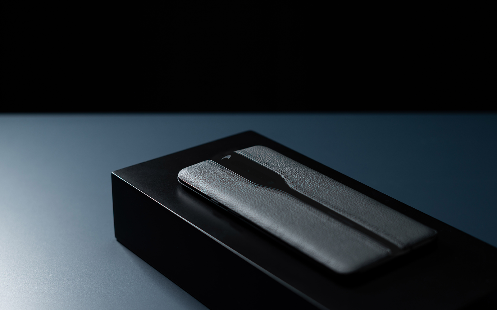 OnePlus показала чорний Concept One зі зникаючою камерою