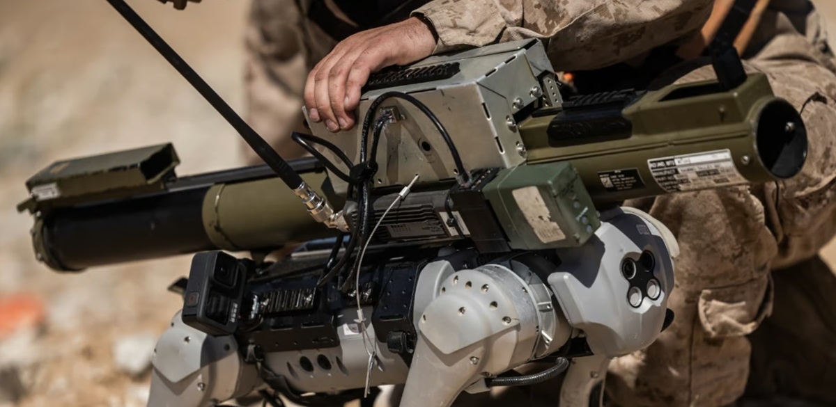 US Marines har utstyrt en kinesisk robothund med en M72 LAW-missilkaster.