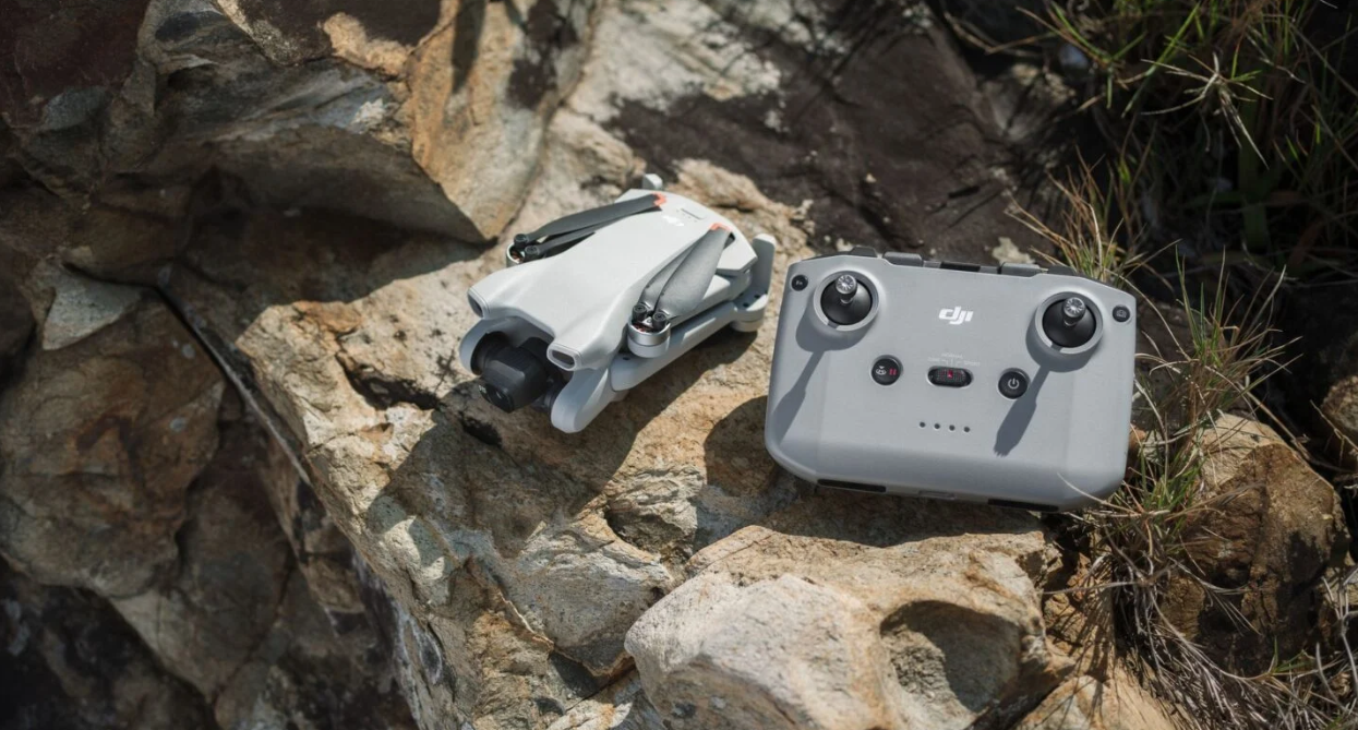 DJI Mini 3 es un dron económico de 249 g con cámara 4K que puede volar 38 minutos, con un precio desde 409 dólares