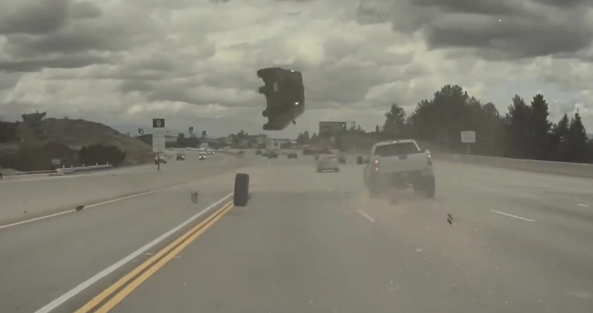 Le pilote automatique de Tesla évite la collision avec un pneu volant lors d'un accident monstrueux aux États-Unis.