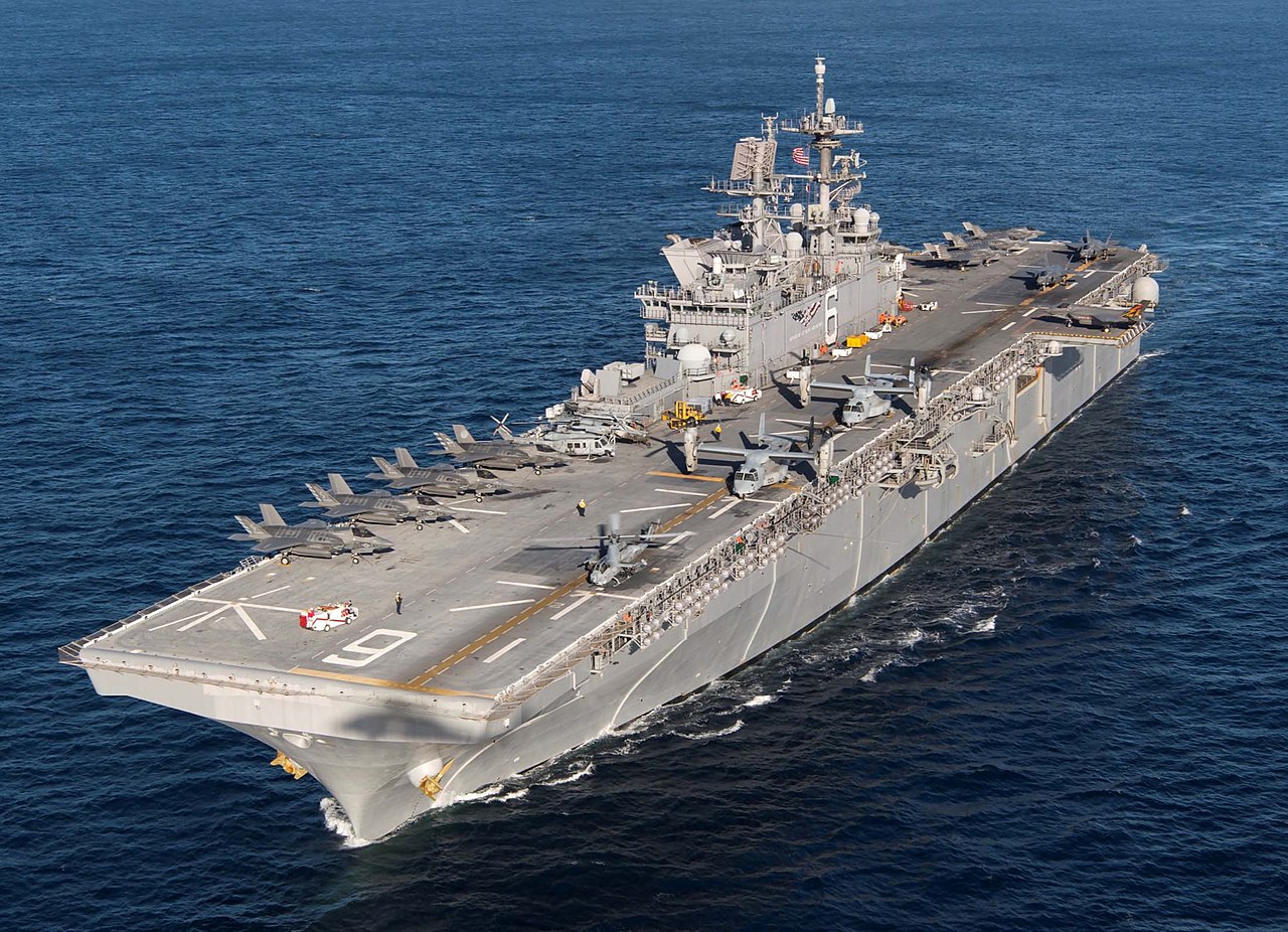 USS Fallujah, un navire d'assaut amphibie de la classe America, d'un coût de 2,4 milliards de dollars, capable de transporter des chasseurs F-35B Lightning II et des avions convertisseurs Bell V-22 Osprey.