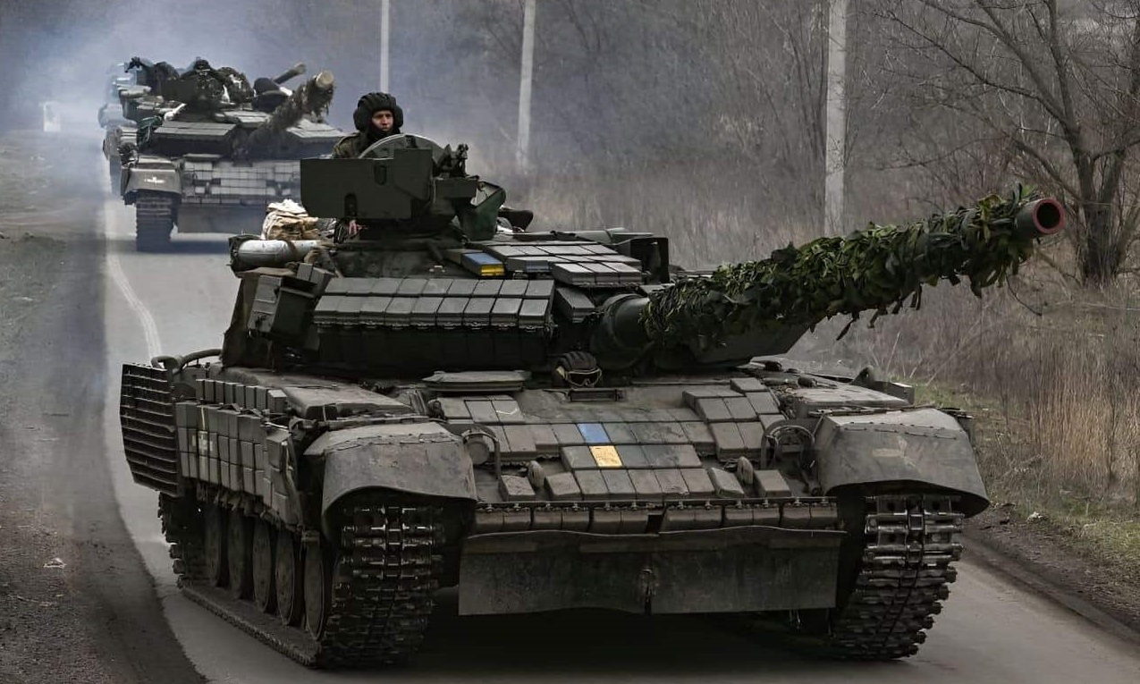 Ukrainas væpnede styrker viste frem moderniserte T-64BV-stridsvogner av 2022-modellen med nytt sikte, L3 Harris-radio, satellittnavigasjon og antiskokkgitter.