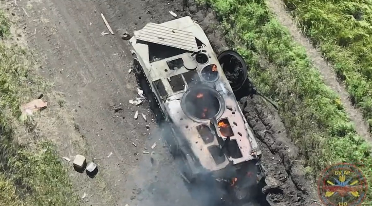 Oekraïense drone gooide granaten naar Russisch BMP-1 infanteriegevechtsvoertuig ter waarde van $200.000