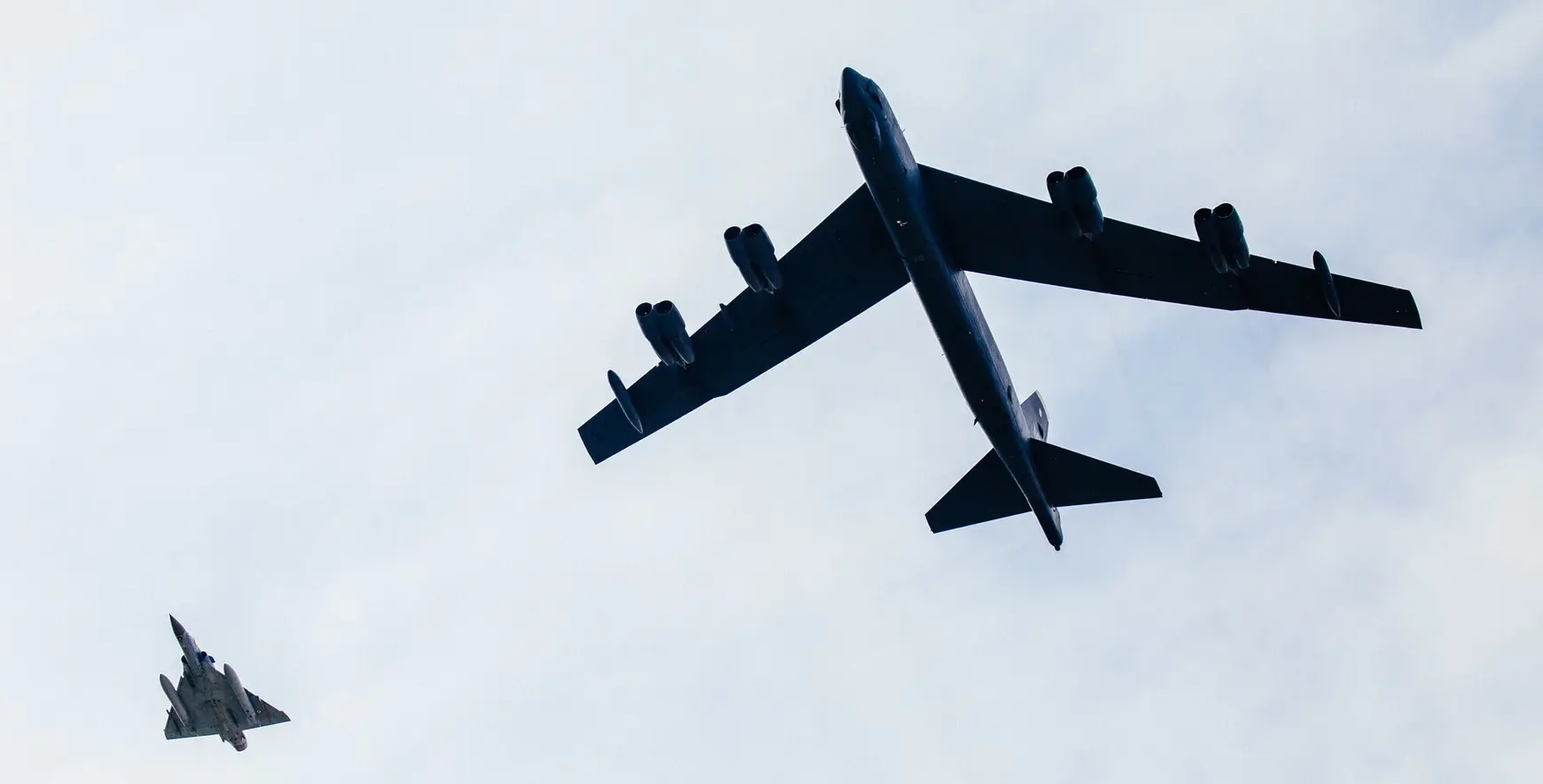 Vidéo : Des bombardiers nucléaires B-52 Stratofortress apparaissent en Estonie, à 200 km de la frontière russe.