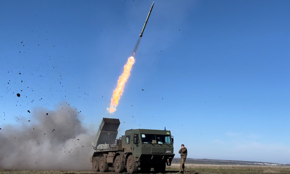 De Strijdkrachten van Oekraïne toonden een video van het gebruik van het Tsjechische RM-70 Vampire meervoudige raketlanceersysteem.