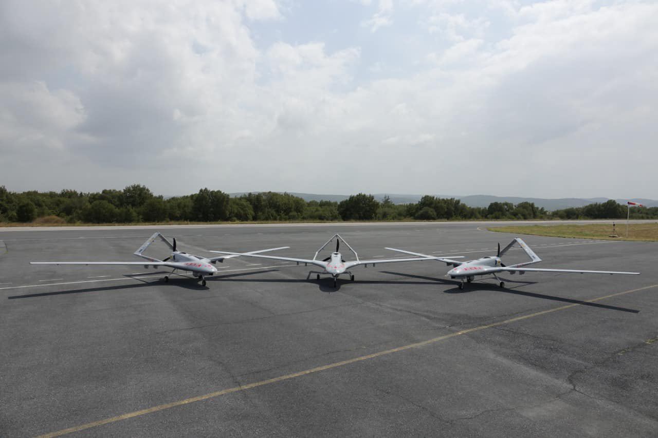 Baykar Technologies a montré trois drones Bayraktar TB2 en vyshyvankas qui seront bientôt expédiés en Ukraine.