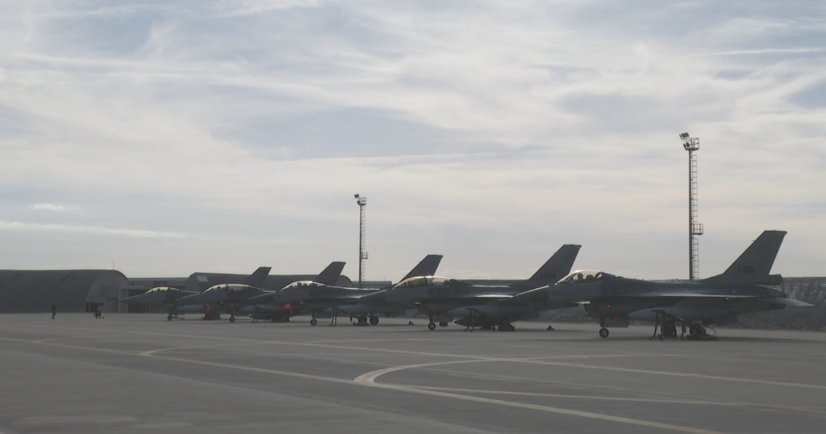 Nederlandse F-16AM/BM-gevechtsvliegtuigen van de vierde generatie zijn aangekomen in Roemenië voor training van Oekraïense piloten.