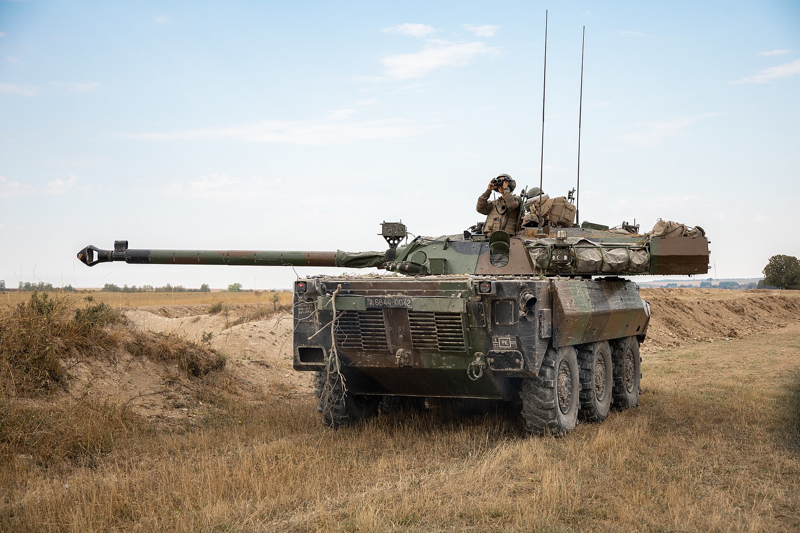 Українські військові вперше показали французькі колісні танки AMX-10RC (відео)