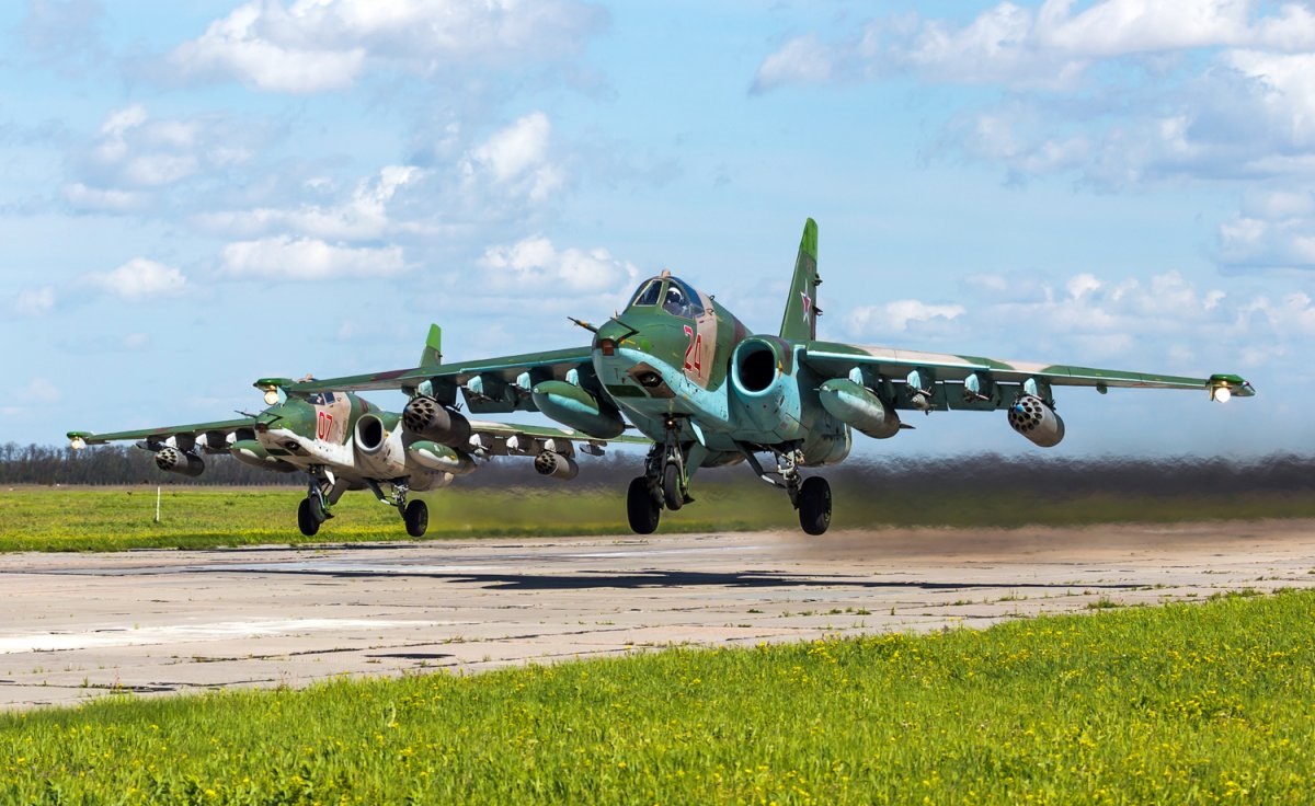 El avión de ataque ruso Su-25 "Grach" se autodestruye espectacularmente en Crimea tras una maniobra fallida (vídeo)