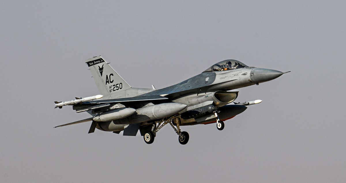 Amerikanske F-16 Fighting Falcon-kampfly har ankommet fra USA til Midtøsten.