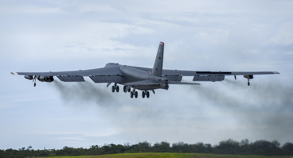 Китайський винищувач J-11 пролетів за три метри від американського ядерного бомбардувальника B-52H Stratofortress
